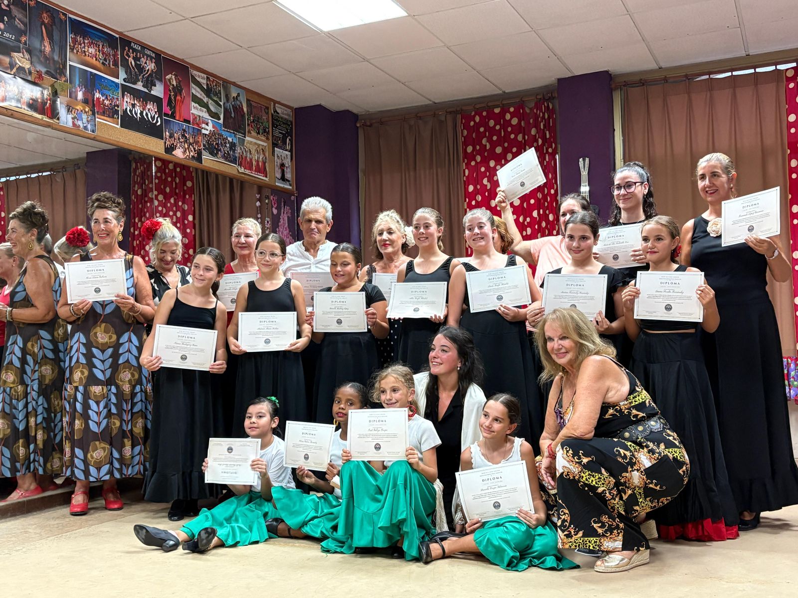 Alumnas del cursillo intensivo de flamenco posando con sus diplomas