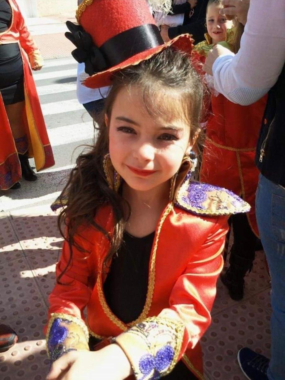 Rubí Gallego de niña, vestida para un pasacalles
