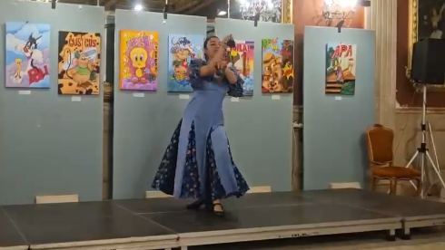 Rubí Gallego bailando sobre el escenario del Casino de Torrevieja